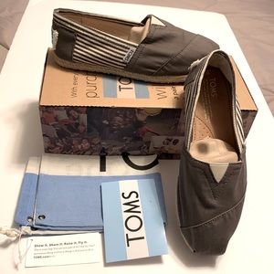 NEW TOMS ASH GRAY CANVAS SHOES ESPADRILLES SIZE 8